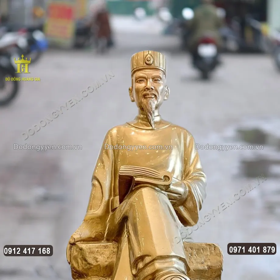 Gương mặt thầy được chạm khắc sắc n&eacute;t với &aacute;nh mắt nh&igrave;n thẳng đầy ch&iacute;nh trực